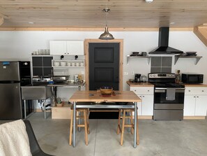 Réfrigérateur, micro-ondes, four, plaque de cuisson