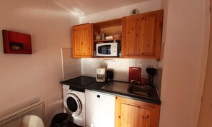 Fridge, microwave, dishwasher, coffee/tea maker - Studio for 4 People (Modane)