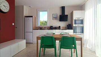 Réfrigérateur, micro-ondes, four, cafetiÚre/bouilloire