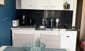 Fridge, coffee/tea maker, electric kettle, cookware/dishes/utensils - Apartments for 4 People (Ault)
