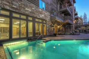 حمّام سباحة خارجي، حمّام سباحة مُدفَّأ