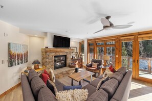 Smart TV, fireplace - Ski-In/Ski-Out Retreat - Pool, Hot Tub, & Fitness Center! (Keystone)