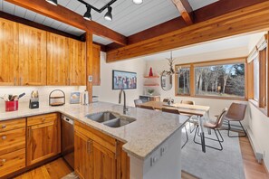 Fridge, microwave, oven, stovetop - Cozy Keystone Townhome Near Slopes, Poolhouse with Sauna & Hot Tub (Keystone)