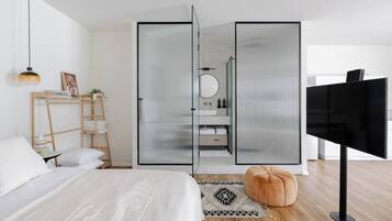 Een haardroger, handdoeken, zeep, shampoo