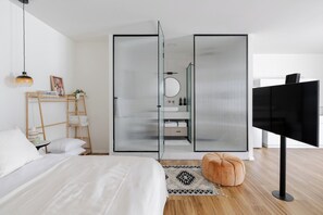 Secador de pelo, toallas, jabón, shampoo