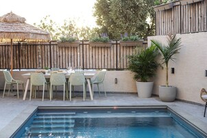 Una piscina al aire libre, tumbonas