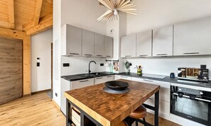 Kühlschrank, Mikrowelle, Ofen, Wasserkocher mit Kaffee-/Teezubehör