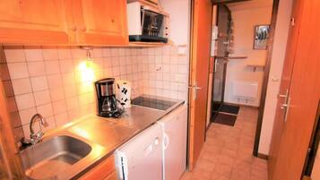 Microwave, oven, mesin pencuci piring, dan mesin pembuat kopi/teh