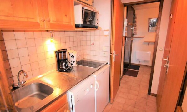 Microwave, oven, dishwasher, coffee/tea maker