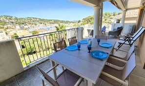Outdoor dining - Apartment in Bandol With Panoramic Sea View (Saint-Mandrier-sur-Mer)
