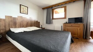 Room - Dba318 - 1 Bedroom Apartment + Sleeping Alcove - Balcony - Sleeps 6 - 1800 Area (Puy-Saint-Vincent)