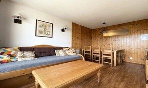 Living area - Dba318 - 1 Bedroom Apartment + Sleeping Alcove - Balcony - Sleeps 6 - 1800 Area (Puy-Saint-Vincent)
