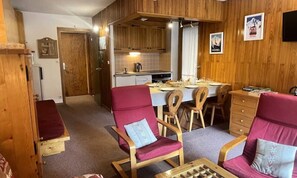 Interior - Close to Shops, the Morel Chairlift and the bus Stop (Les Allues)