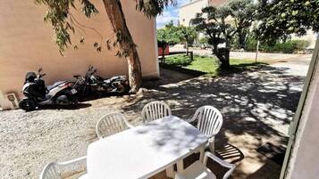 Tempat makan outdoor