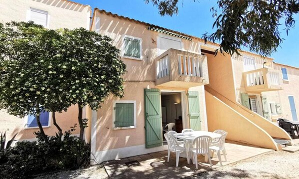 Tempat makan outdoor