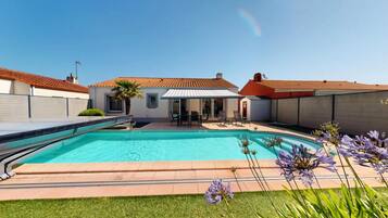 Hồ bơi ngoài trời