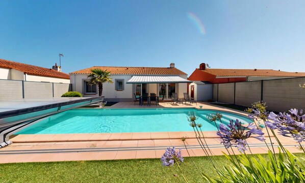 Outdoor pool - Villa in Saint-gilles With Private Pool (Saint-Gilles-Croix-de-Vie)