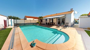Unclassified image, 2 of 3, button - Villa in Saint-gilles With Private Pool (Saint-Gilles-Croix-de-Vie)