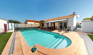 Outdoor pool - Villa in Saint-gilles With Private Pool (Saint-Gilles-Croix-de-Vie)