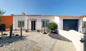 Exterior - Villa in Saint-gilles With Private Pool (Saint-Gilles-Croix-de-Vie)