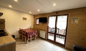 Dining - Studio Cabin for 4 People, 2-star, West-facing (Valloire)