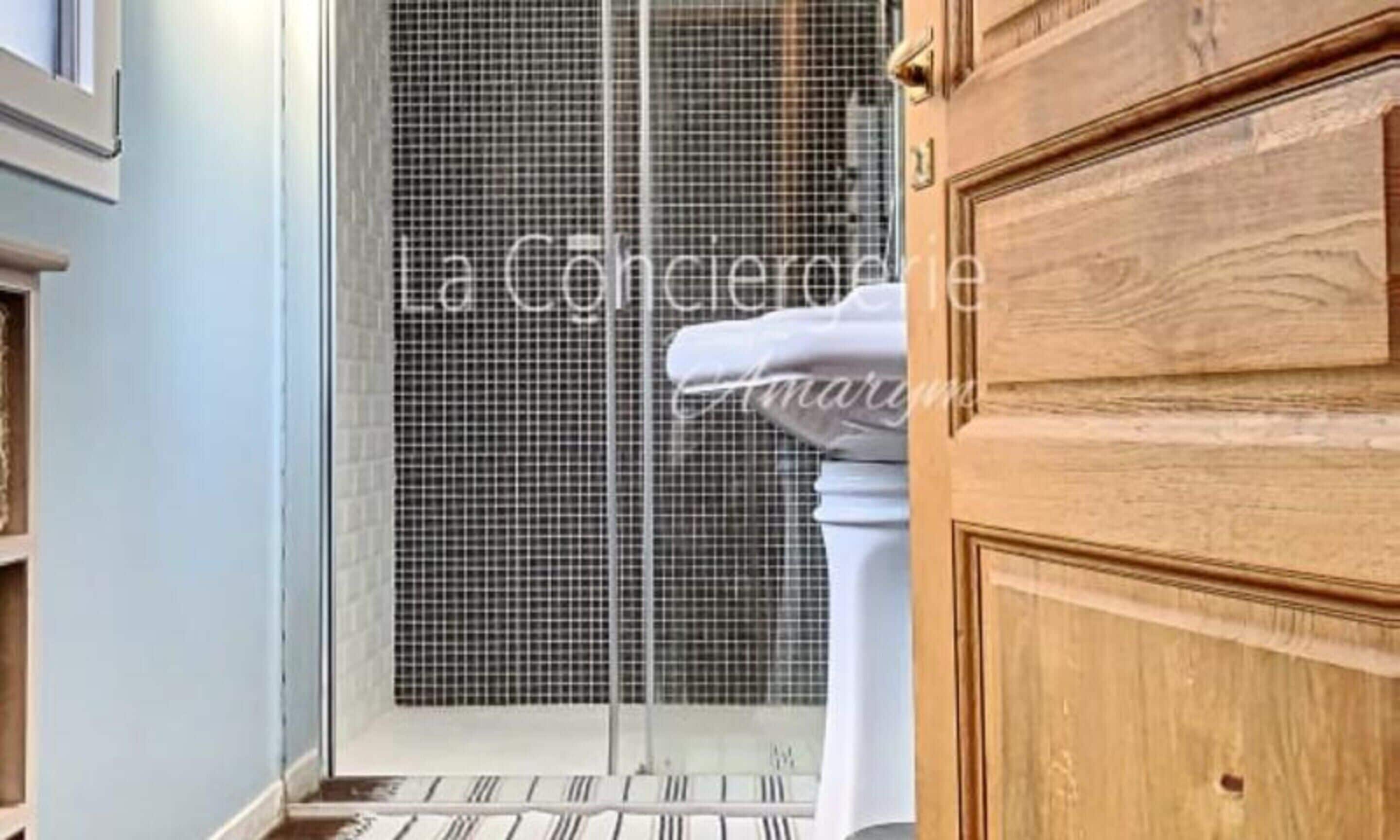 Appartement | Salle de bain | Séchoir à cheveux, serviettes fournies