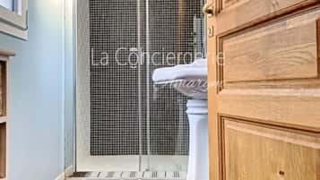 Apartemen | Kamar mandi | Pengering rambut dan handuk