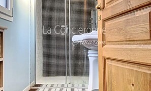 Apartment | Bilik Mandi | Pengering rambut, tuala disediakan 