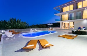 Villa | Piscina | Una piscina al aire libre