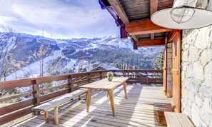 Outdoor dining - Large 4-bedroom, 4-bathroom Apartment Ideally Located on the Slopes (Les Allues)