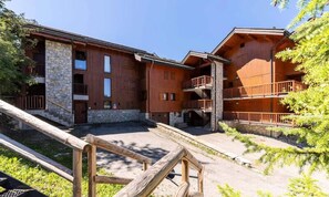 Exterior - Large 4-bedroom, 4-bathroom Apartment Ideally Located on the Slopes (Les Allues)