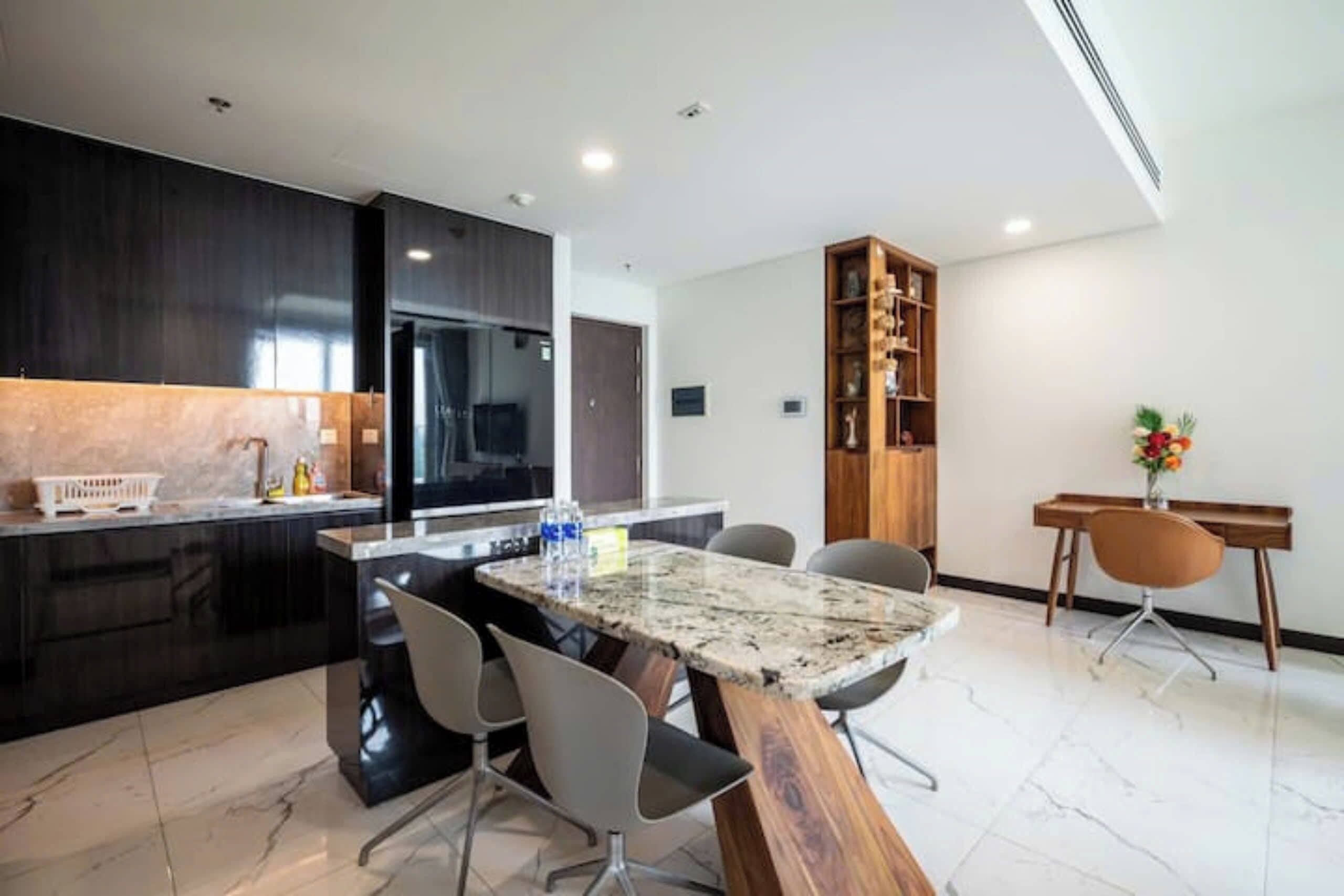 大冰箱、微波炉、烤箱、炉灶