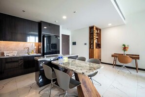 ثلاجة/مجمد بحجم كبير، ميكروويف، فرن، موقد طهي مسطح