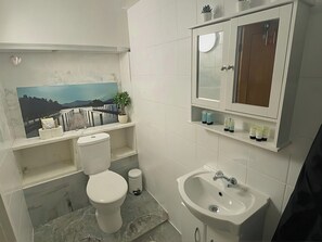 Hair dryer, towels, soap, toilet paper - Cozy studio apartment in Bethnal Green (London)