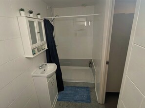 Hair dryer, towels, soap, toilet paper - Cozy studio apartment in Bethnal Green (London)