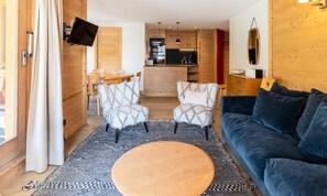 Living area - Apartments for 6 People (Les Allues)