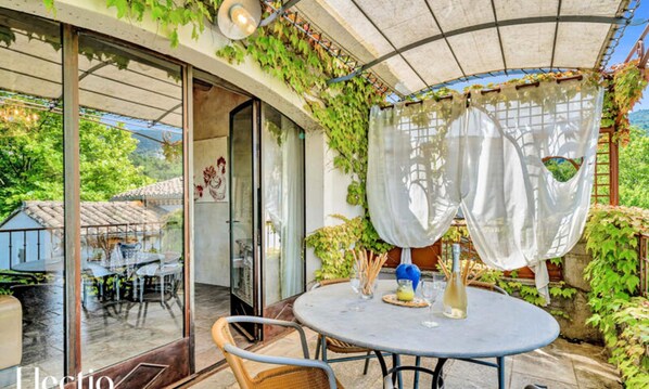 Outdoor dining - Apartments for 4 People (Oppede)