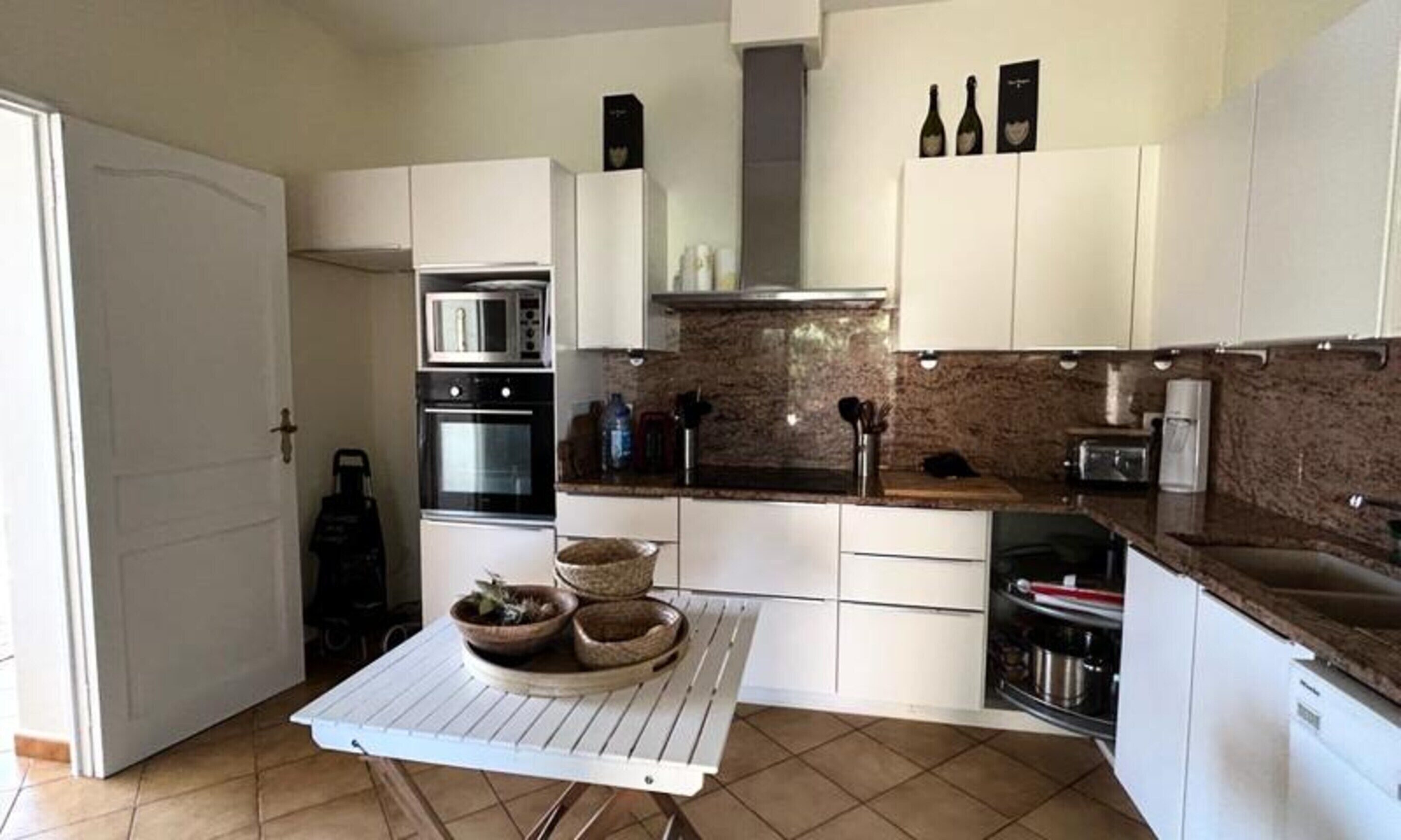 Fridge, microwave, oven, coffee/tea maker