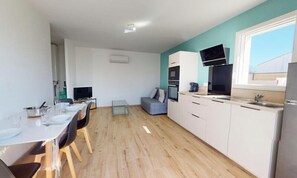 Fridge, microwave, oven, coffee/tea maker - House in Saint-gilles Near the Beach (Saint-Gilles-Croix-de-Vie)