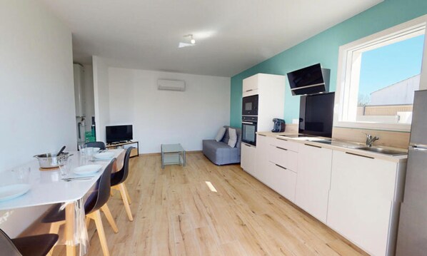 Fridge, microwave, oven, coffee/tea maker