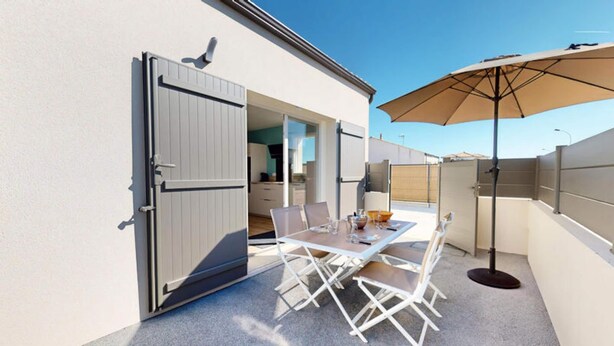 Outdoor dining - House in Saint-gilles Near the Beach (Saint-Gilles-Croix-de-Vie)