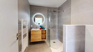 Bathroom - House in Saint-gilles Near the Beach (Saint-Gilles-Croix-de-Vie)