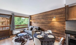 Living area - Renovated Apartment Located 100m From the Slopes (Les Allues)