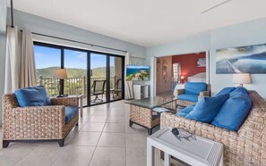 Condo, 1 phòng ngủ | Khu phòng khách | Smart TV 