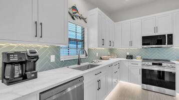 House, 4 Bedrooms | Private kitchen | Fridge, oven, coffee/tea maker, toaster