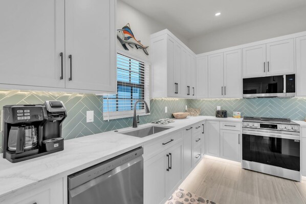 House, 4 Bedrooms | Private kitchen | Fridge, oven, coffee/tea maker, toaster