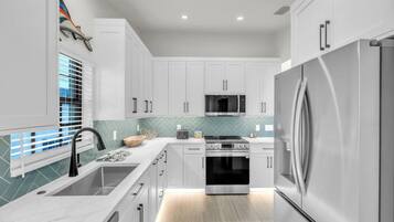 House, 4 Bedrooms | Private kitchen | Fridge, oven, coffee/tea maker, toaster