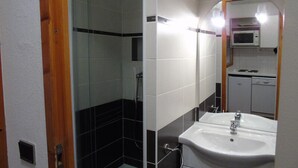 Bathroom - Studio for 4 People (Modane)
