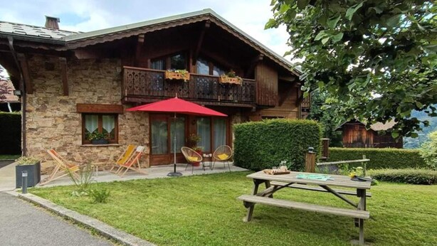 Outdoor dining - The Alpine - 4 Rooms in a Detached Chalet (Saint-Gervais-les-Bains)