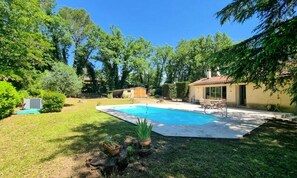 Indoor pool, outdoor pool - Villa in Fayence With Pool and Garden (Fayence)